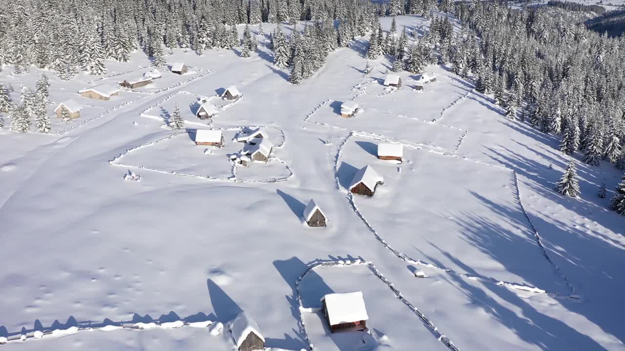 偏远的村庄，宅基地，被雪埋在山中的房子。4K无人机航拍图视频素材