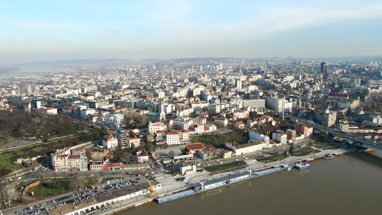 河上有桥的城市景观。秋日清晨的停车场和建筑群。视频素材