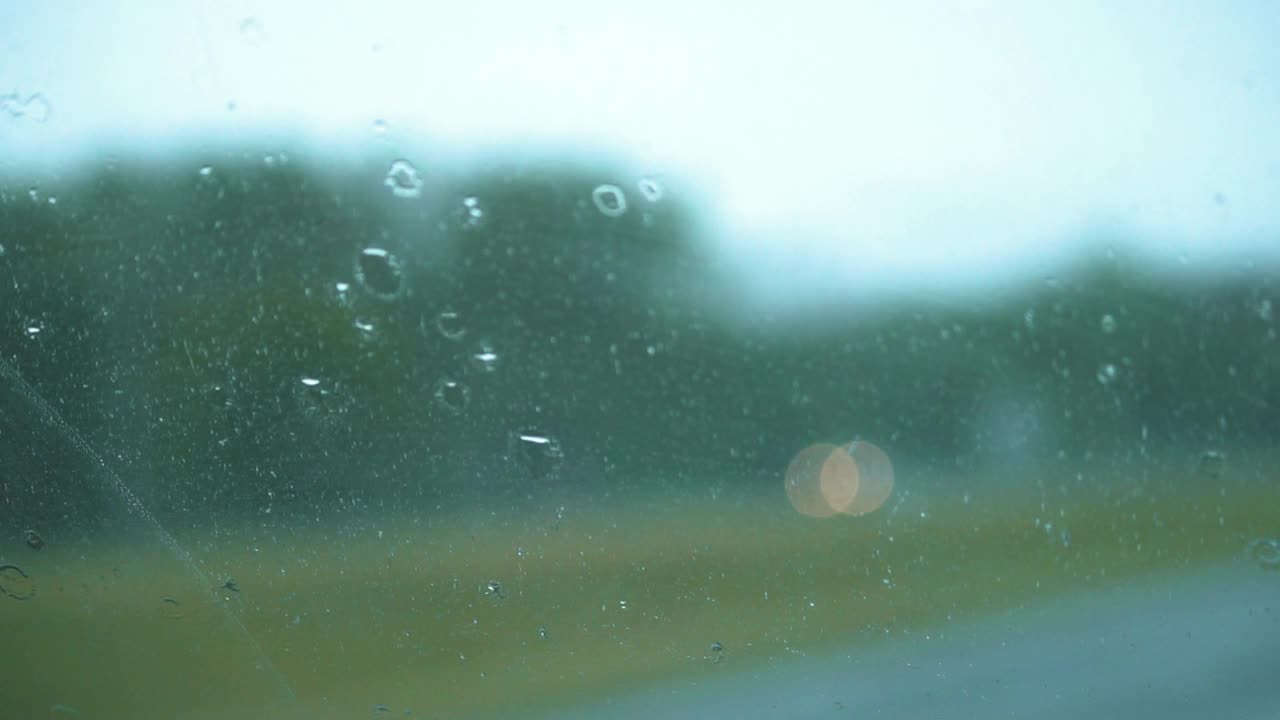 雨天的汽车雨刷视频素材