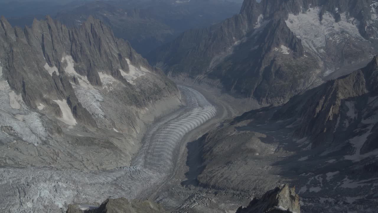 勃朗峰及其冰川在阿尔卑斯山的鸟瞰图视频下载