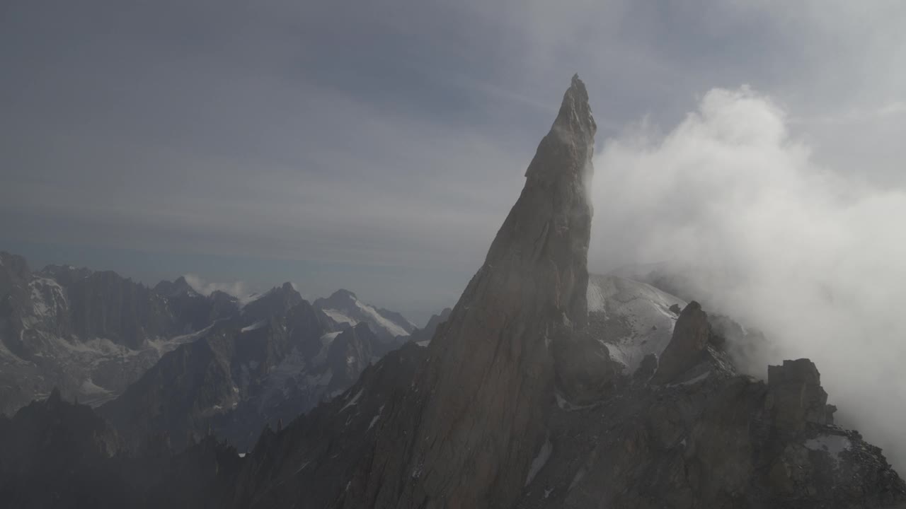 勃朗峰及其冰川在阿尔卑斯山的鸟瞰图视频素材