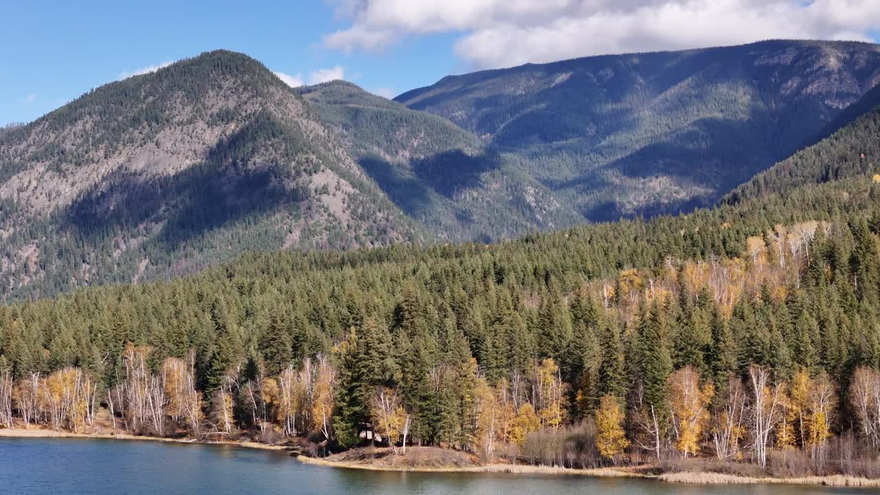 雄伟的林地:麦克塔加特湖被高耸的秋峰所环绕视频素材