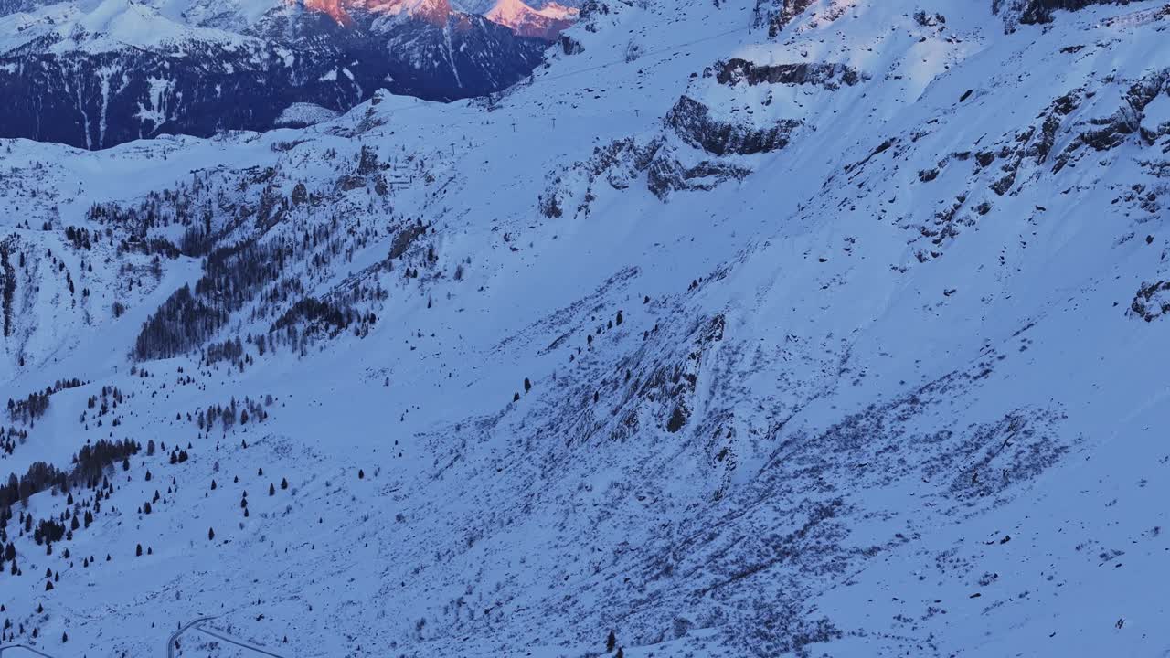 空中无人机倾斜拍摄雄伟的白雪皑皑的落基山脉在日落白云石视频素材