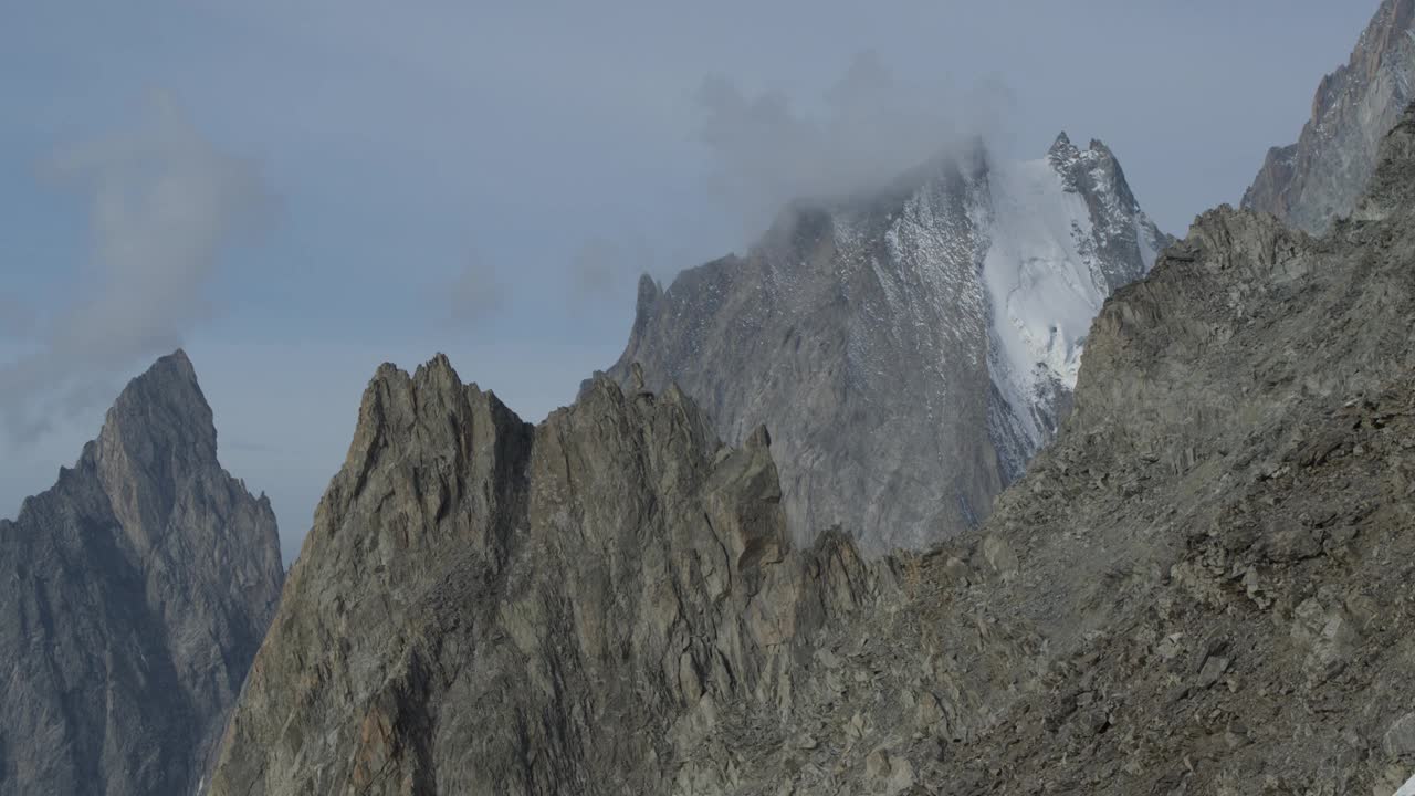 勃朗峰及其冰川在阿尔卑斯山的鸟瞰图视频素材