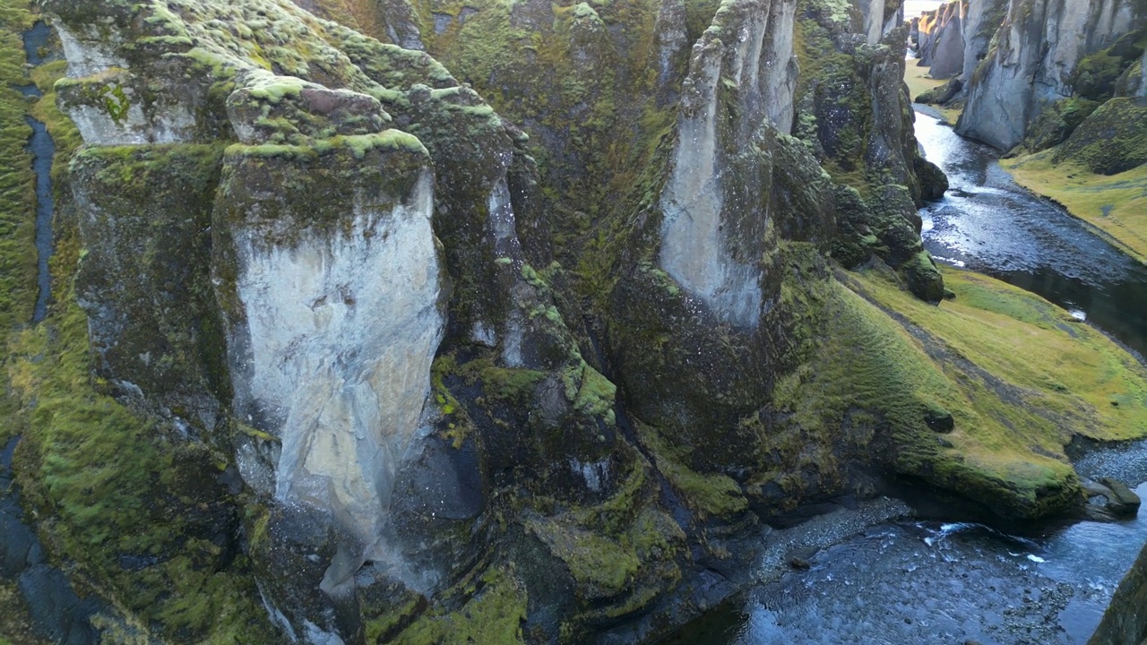 冬天的大岩石峡谷。冰岛,Fjaðrargljufur。无人机拍摄。视频素材