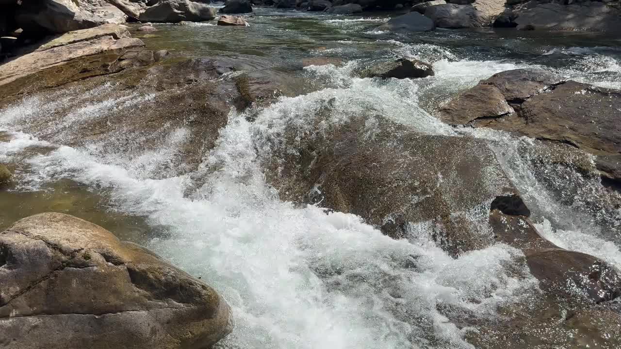 纯净自然的河水视频下载