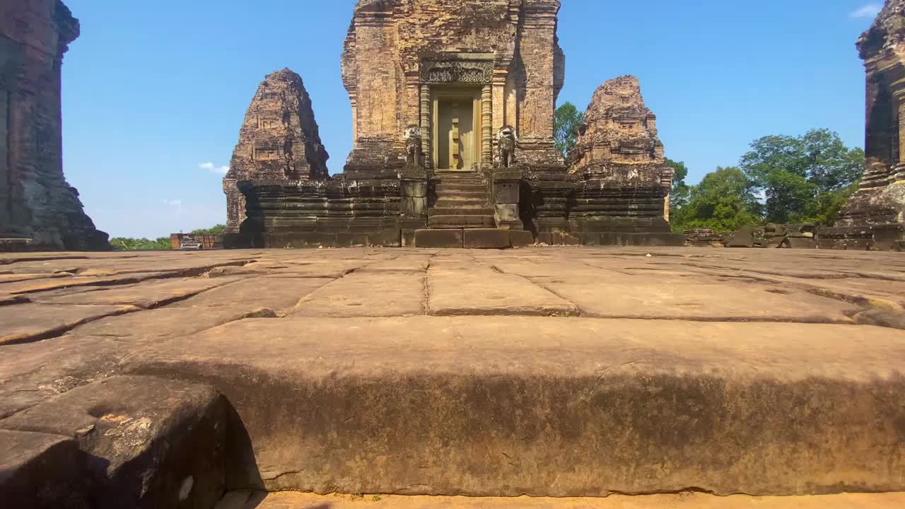 东梅汶山寺庙是为了纪念湿婆神而建造的，是高棉文明的一座寺庙，位于柬埔寨吴哥的领土上。视频素材