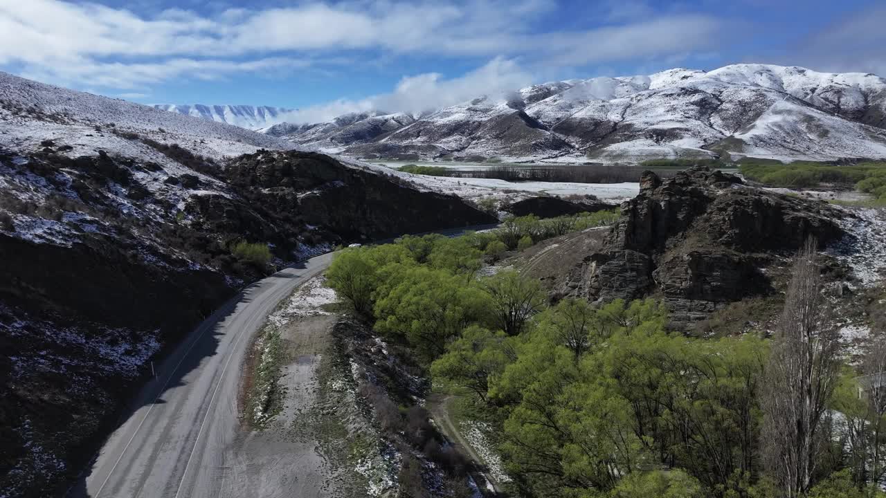 新西兰林迪斯山口通往雪山的风景优美的道路。冬季航拍景观，自驾游。视频素材