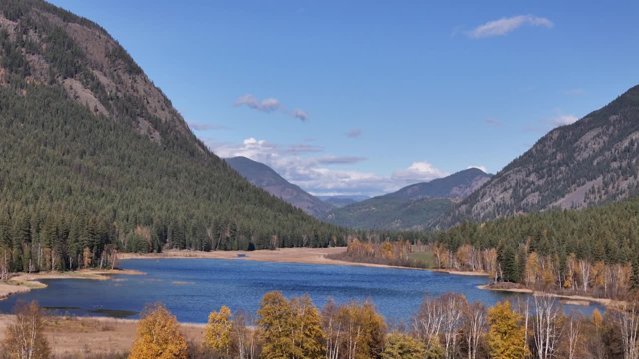 山地绿洲:邓恩湖路上麦克塔格特湖周围的美景视频素材