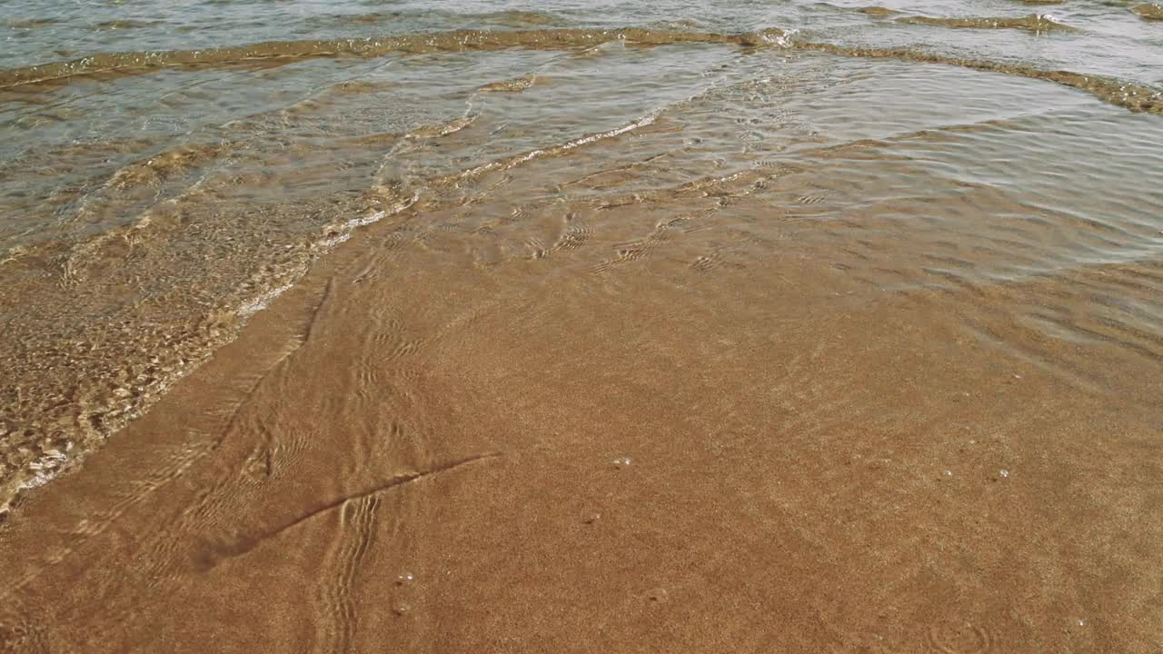 海浪在潮水的推动下，滚过金色的沙滩。在这个热带度假中，每一次潮汐都会带来宁静。潮汐节奏营造出一种宁静的氛围，非常适合放松。视频素材