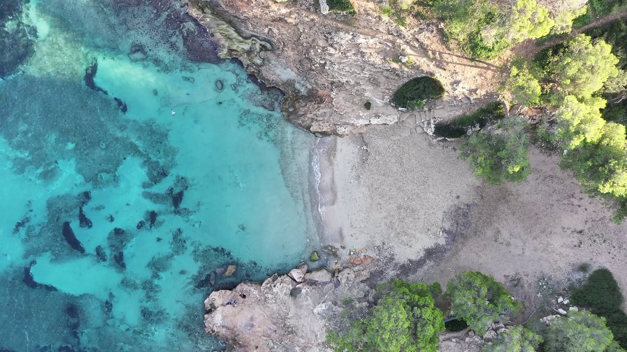 西班牙巴利阿里群岛马略卡岛最佳海滩的无人机视图视频素材