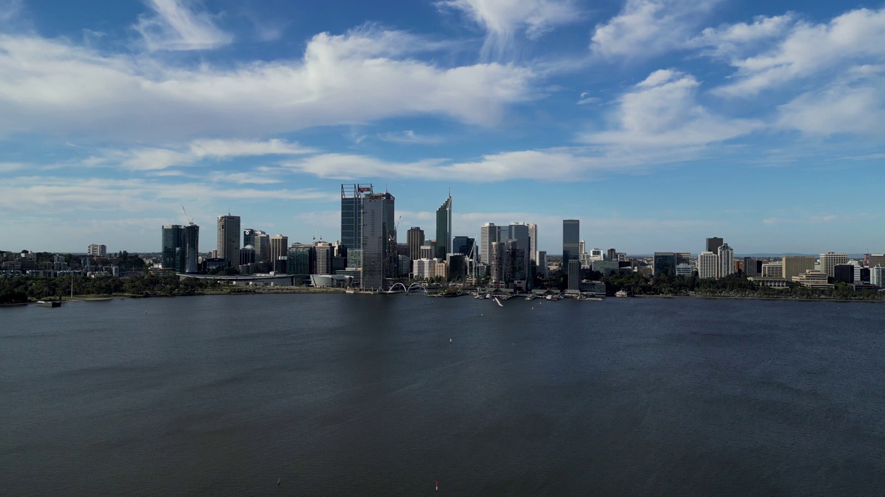 西澳大利亚珀斯市和天鹅河的全景鸟瞰图视频素材