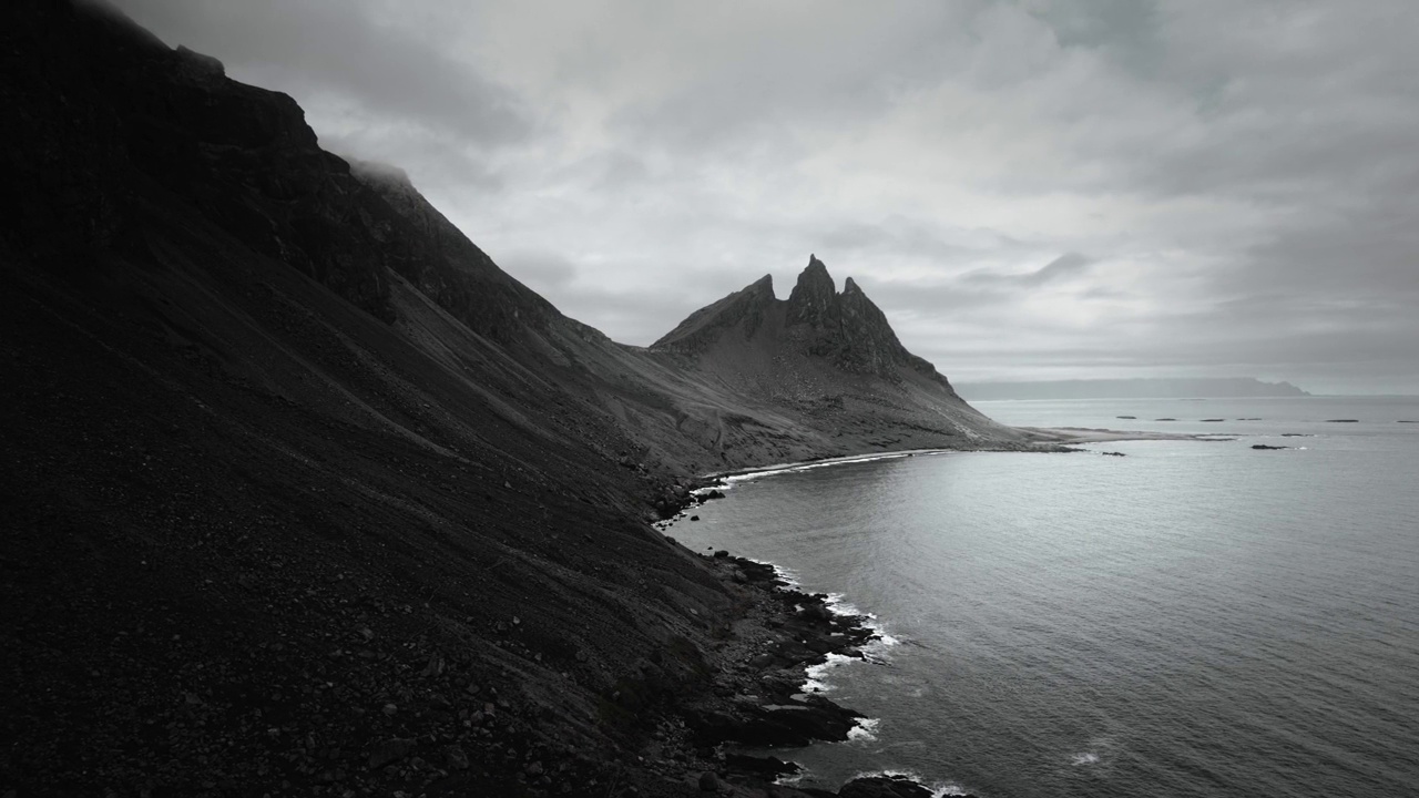 航拍vesturhorn山，黑沙滩stockksnes，火山暗喜怒多云的风景，冰岛视频素材