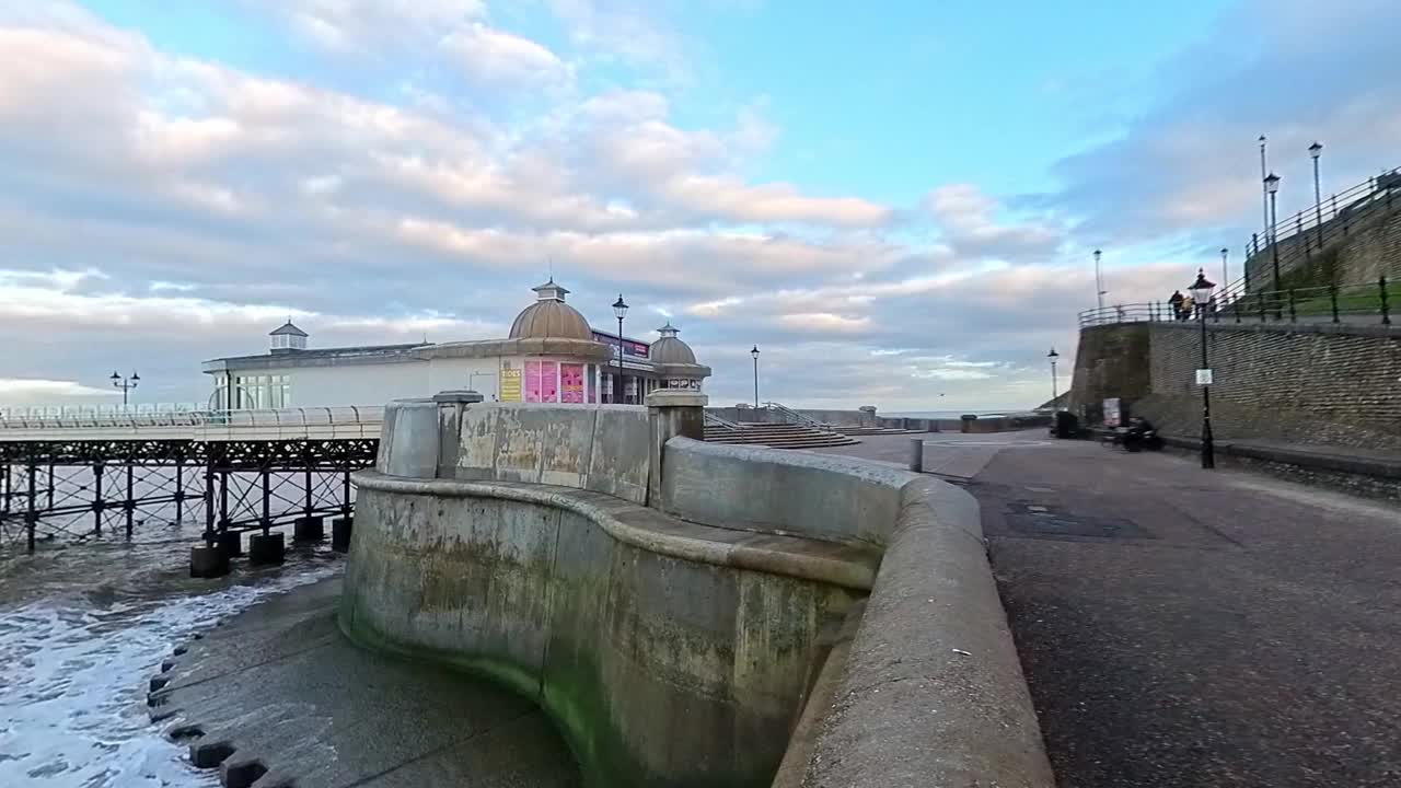 海滩和码头，诺福克海岸视频素材