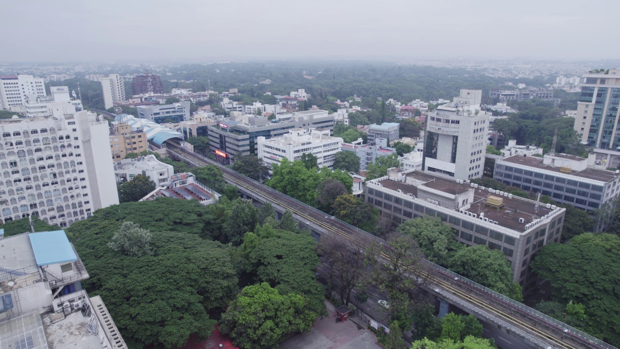 从办公大楼的屋顶露台和地铁轨道上俯瞰，这些建筑和附近的住宅公寓大楼。视频素材