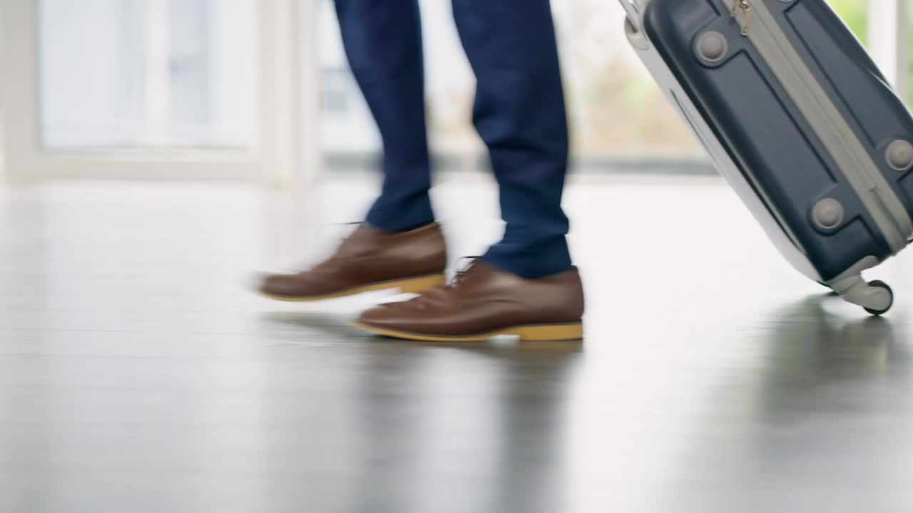 商务人士，出差、国际机会或工作会议时，脚和行李箱在机场行走。商务旅行、旅行或会议所需的专业、个人和腿部行李视频素材