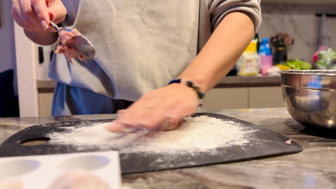 女孩把肉末卷在面粉里做肉排视频素材