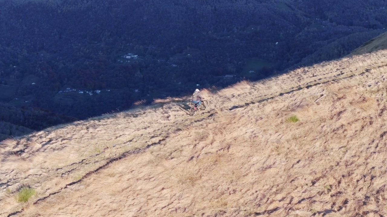 日出时骑山地自行车的人沿着山脊山脊骑行视频素材