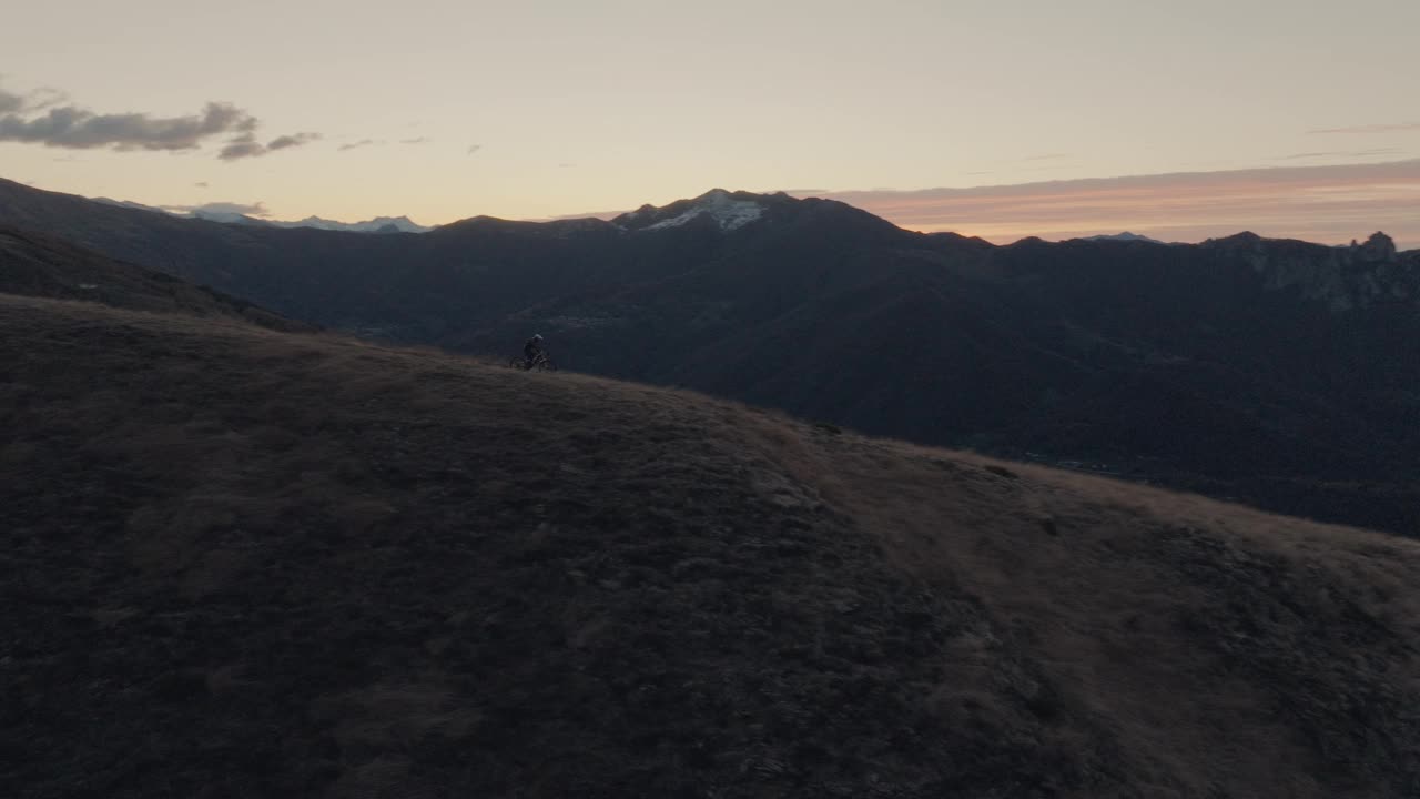 日出时骑山地自行车的人沿着山脊山脊骑行视频素材