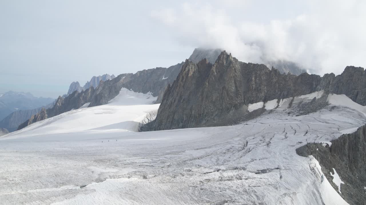 勃朗峰及其冰川在阿尔卑斯山的鸟瞰图视频下载