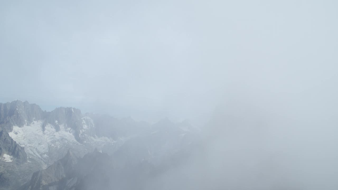 勃朗峰及其冰川在阿尔卑斯山的鸟瞰图视频素材