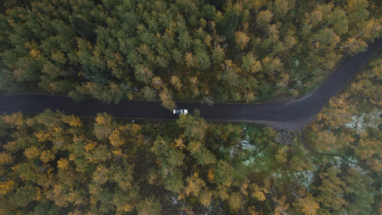 从空中俯瞰，跟随汽车行驶在阿尔卑斯环线公路峡谷视频素材