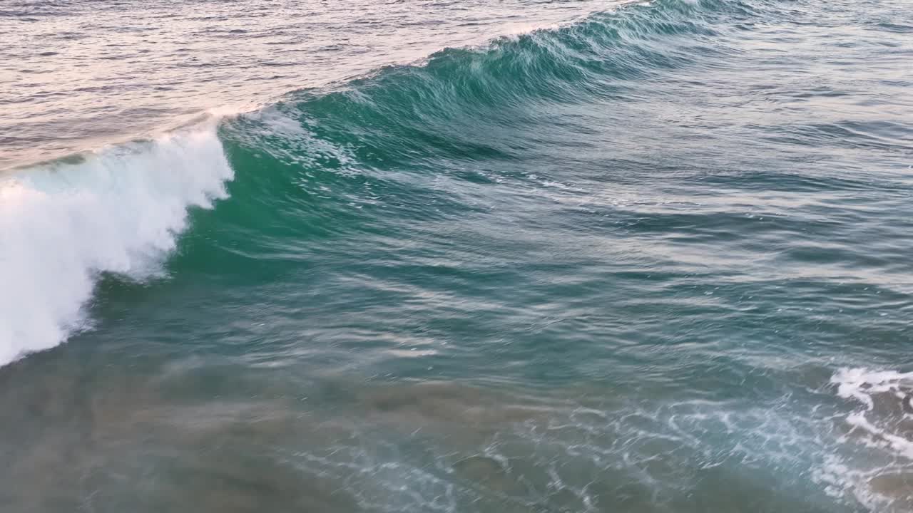 鸟瞰美丽的海水浪花飞溅。巨大的海浪慢动作视频素材