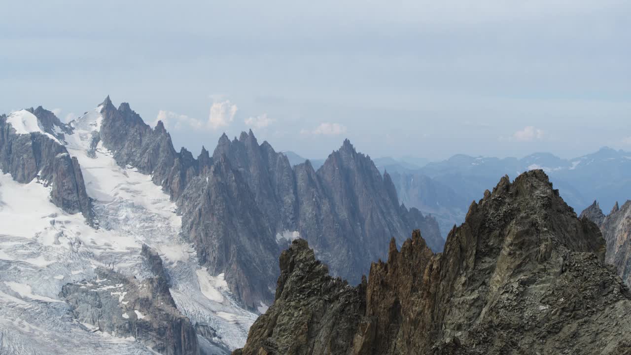 勃朗峰及其冰川在阿尔卑斯山的鸟瞰图视频素材