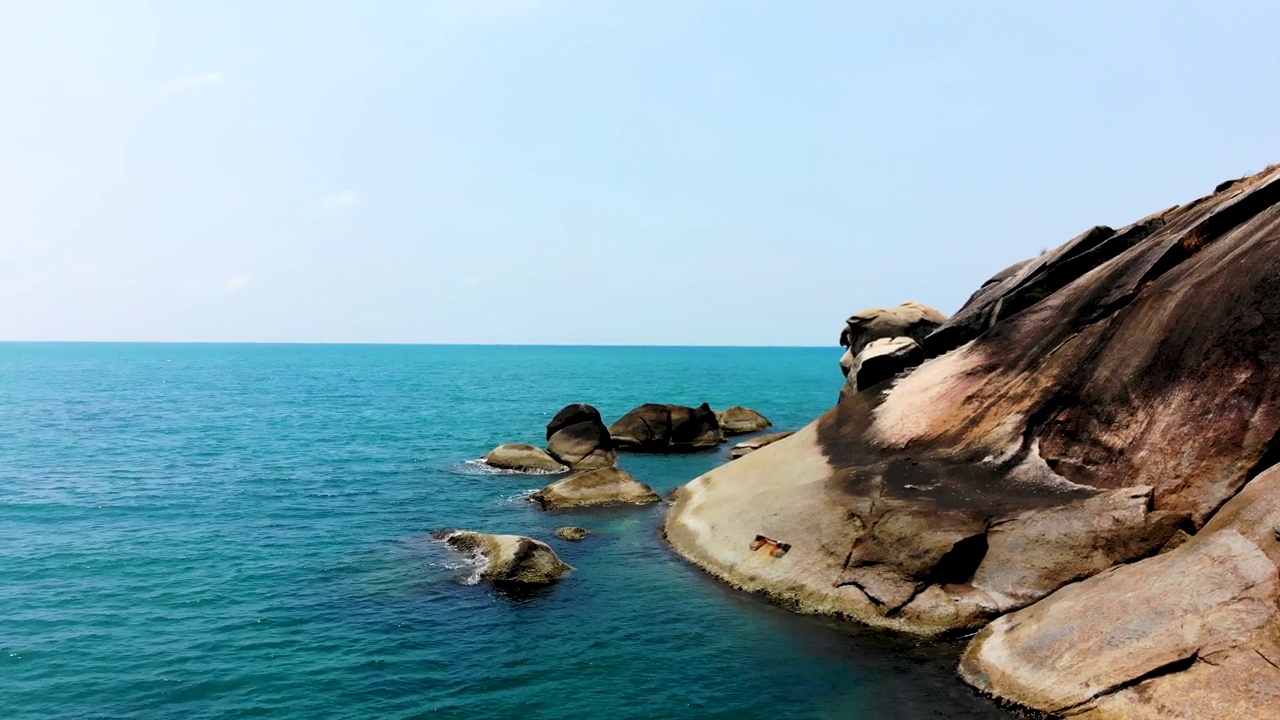 泰国帕岸岛鲨鱼湾的哈德天海滩上的岩石悬崖视频素材