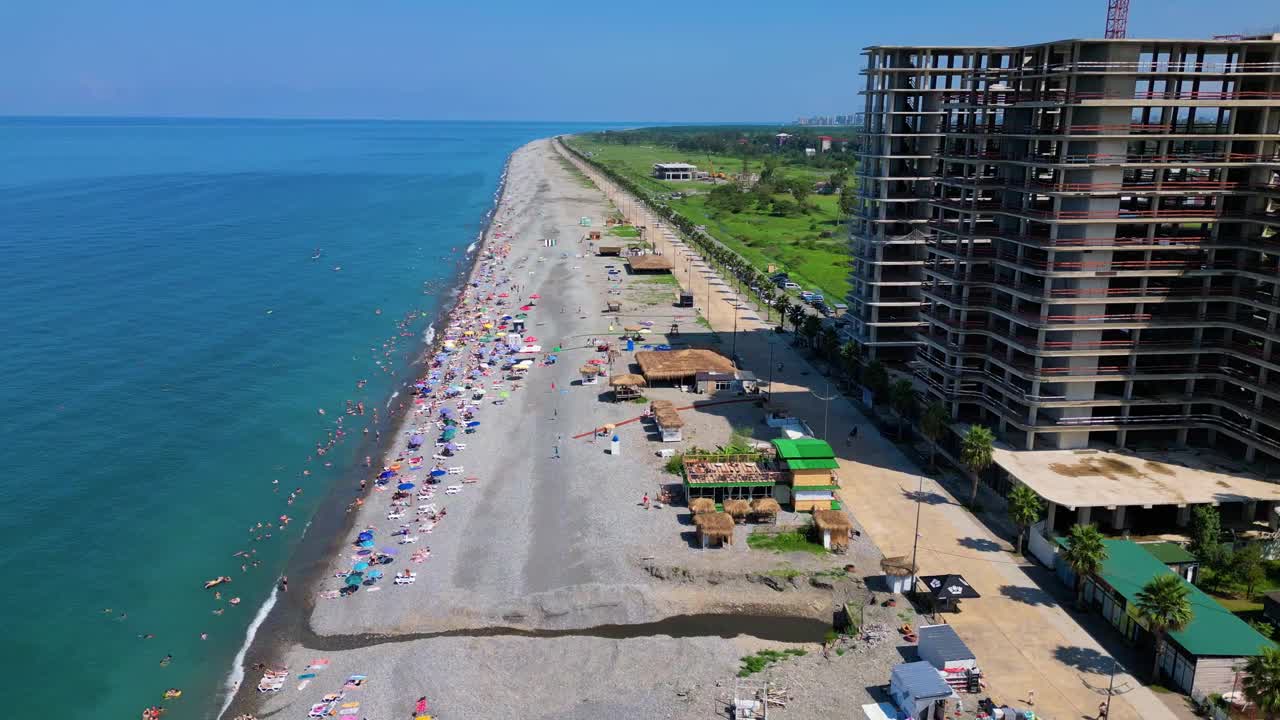 无人机拍摄的戈尼奥海滩和正在建设中的乔治亚州戈尼奥海岸视频素材