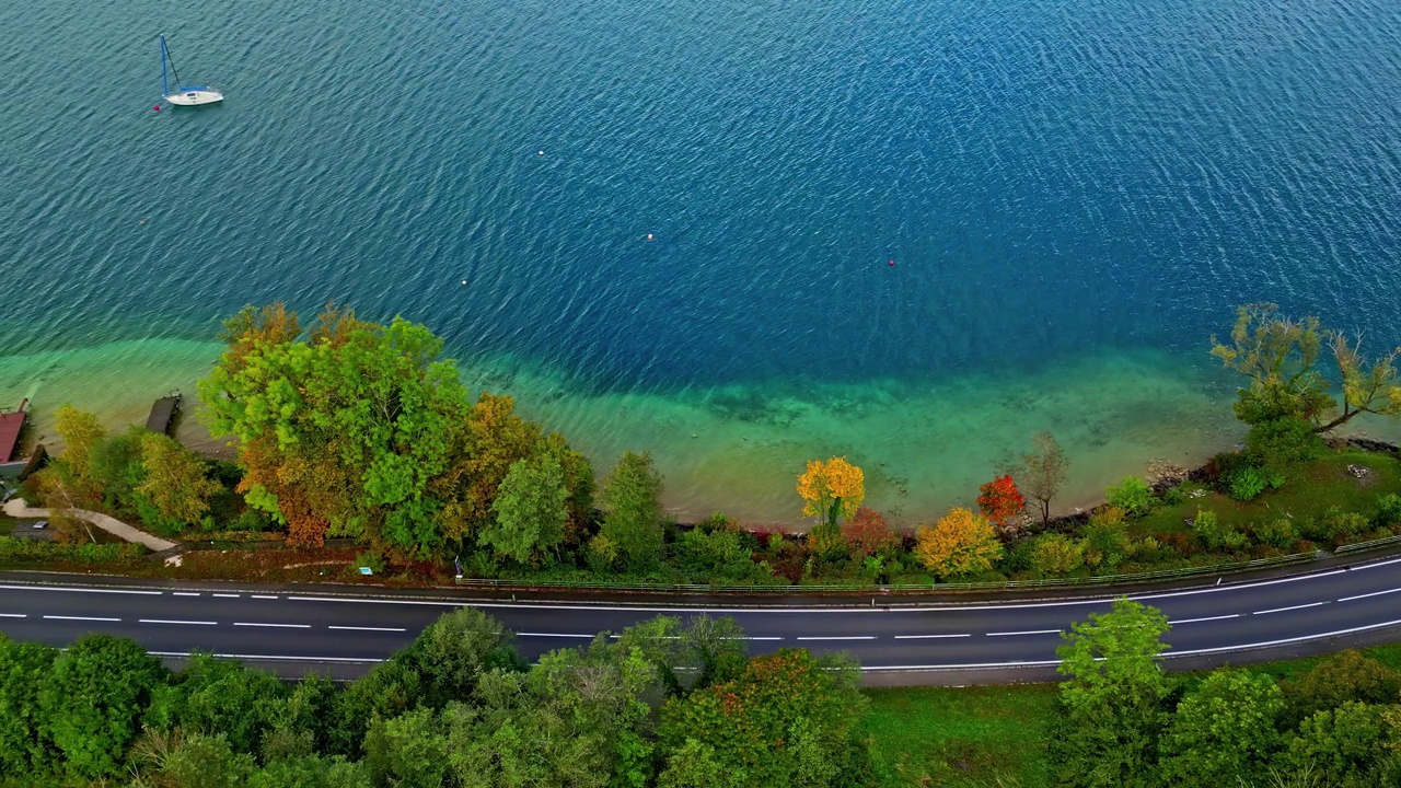 奥地利阿特尔湖沿岸公路上的汽车鸟瞰图视频素材