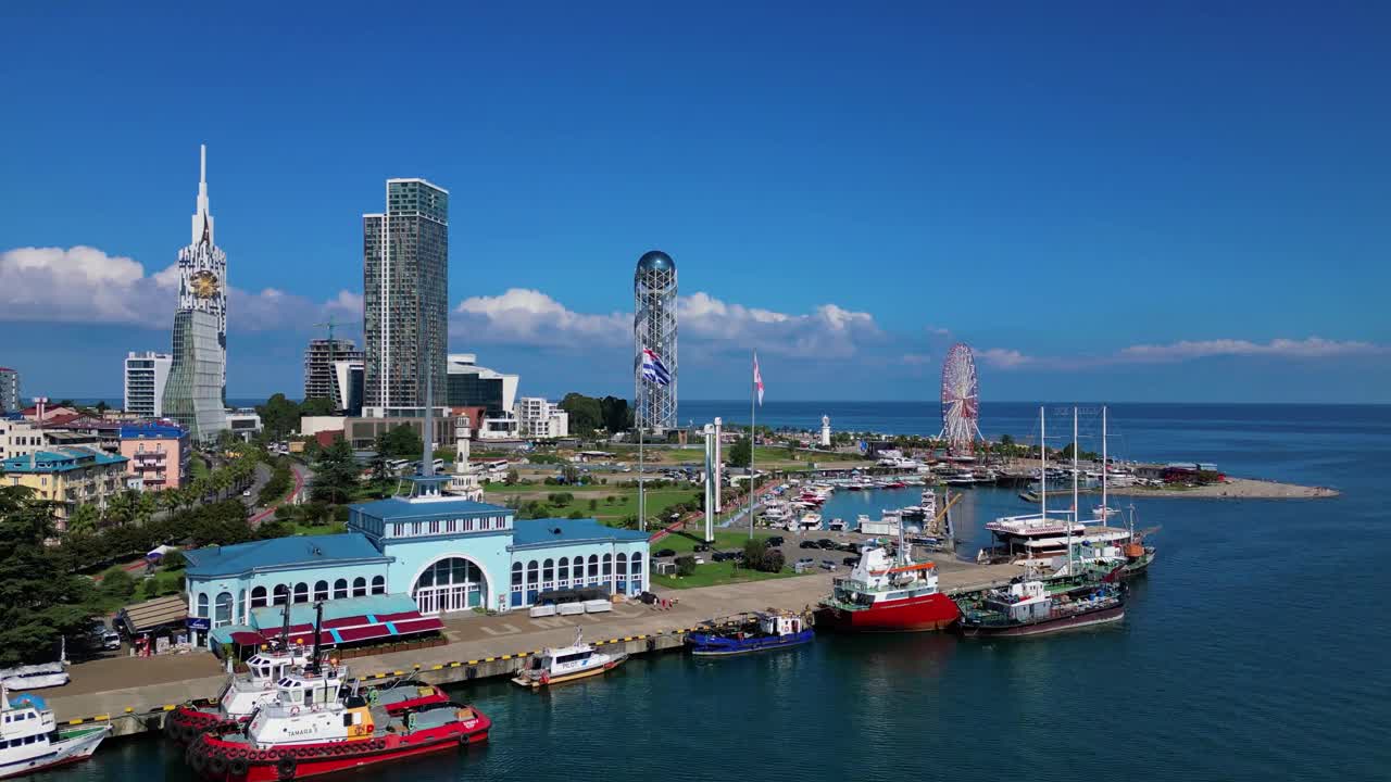 无人机拍摄的巴统海洋站和矗立在黑海海岸的城市建筑，巴统，格鲁吉亚视频素材