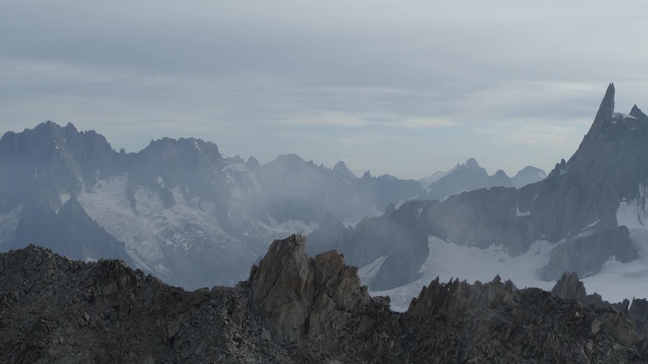 勃朗峰及其冰川在阿尔卑斯山的鸟瞰图视频下载