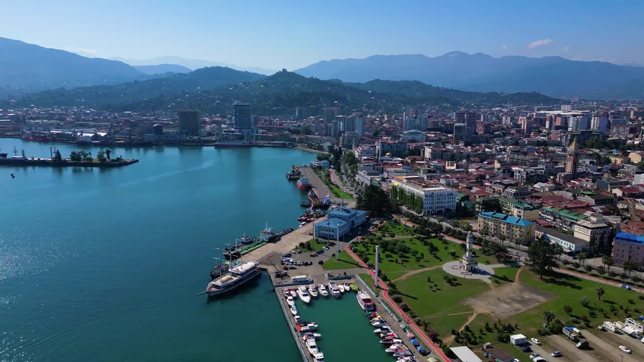 巴统海洋站的无人机镜头和黑海沿岸的巴统城市景观，格鲁吉亚视频素材