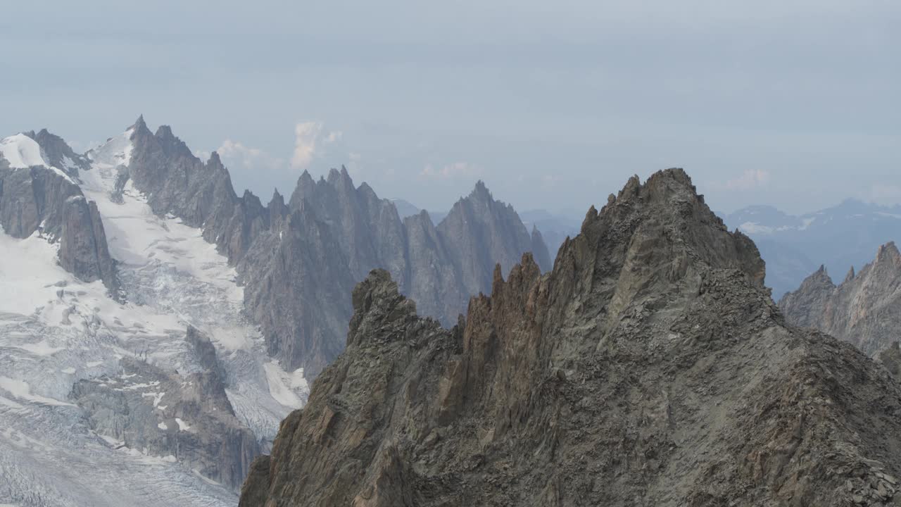 勃朗峰及其冰川在阿尔卑斯山的鸟瞰图视频素材