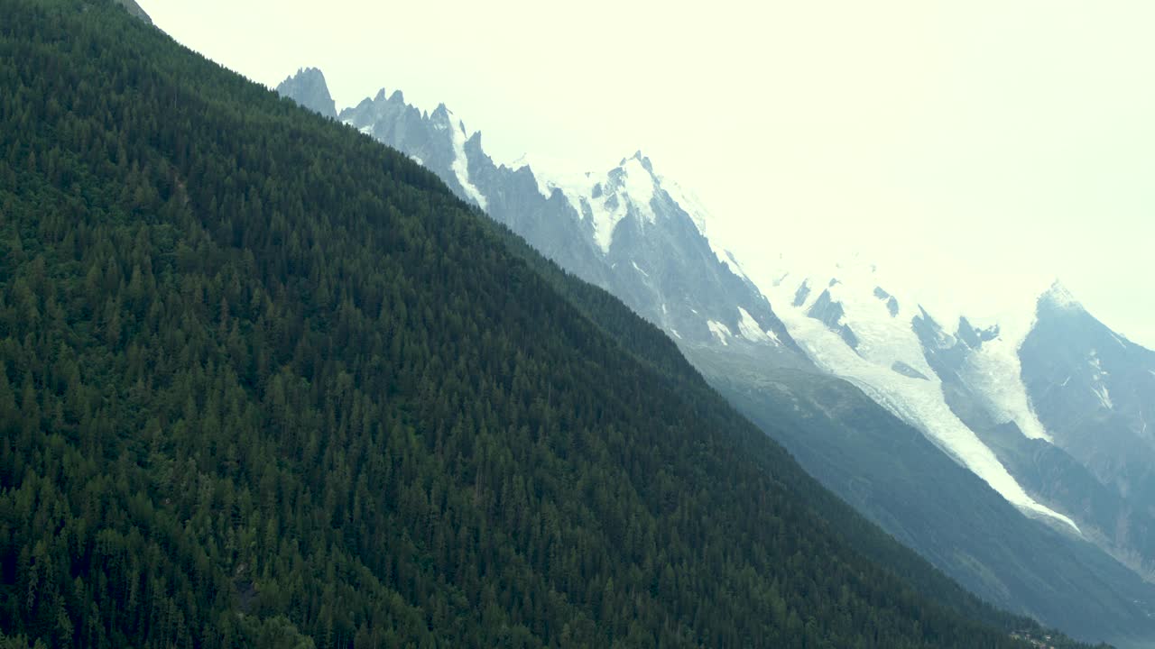 勃朗峰及其冰川在阿尔卑斯山的鸟瞰图视频下载