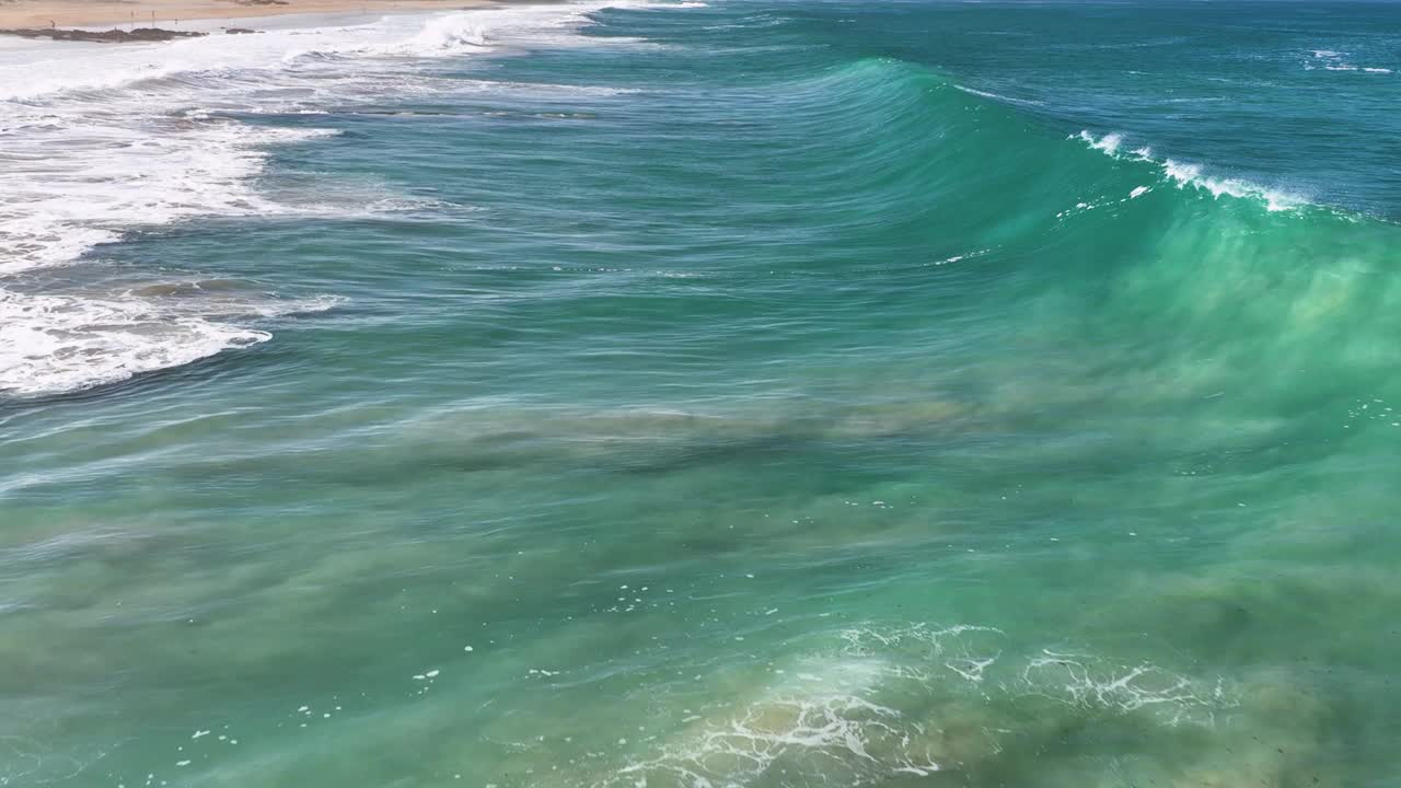 鸟瞰美丽的海水浪花飞溅。巨大的海浪慢动作视频素材