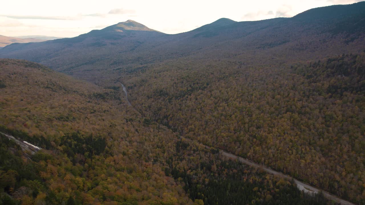 空中格拉夫顿缺口州立公园山谷的山脉在秋天的颜色视频素材