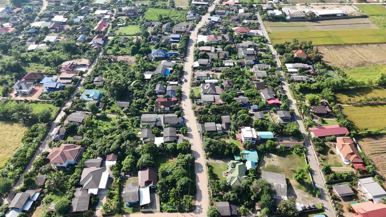 鸟瞰泰国清莱省南部帕岱地区的乡村。视频素材