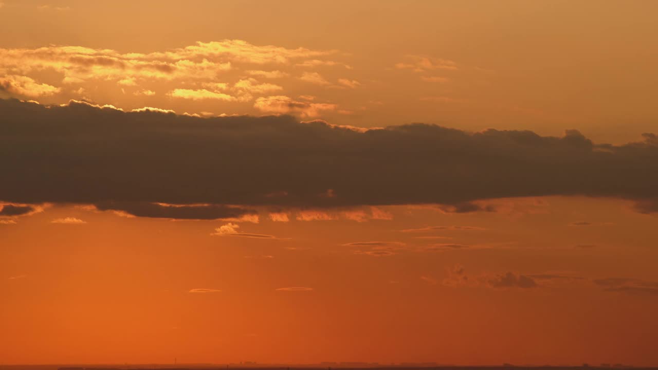 夏日的夕阳投下温暖柔和的光，营造出宁静的气氛，时光流逝。视频素材