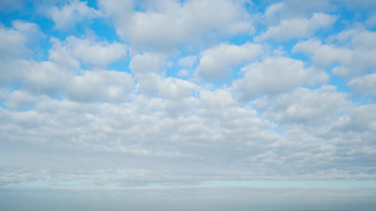 云，像白色的笔触在明亮的蓝色天空画布上，创造了美丽的云景，时间流逝。视频素材