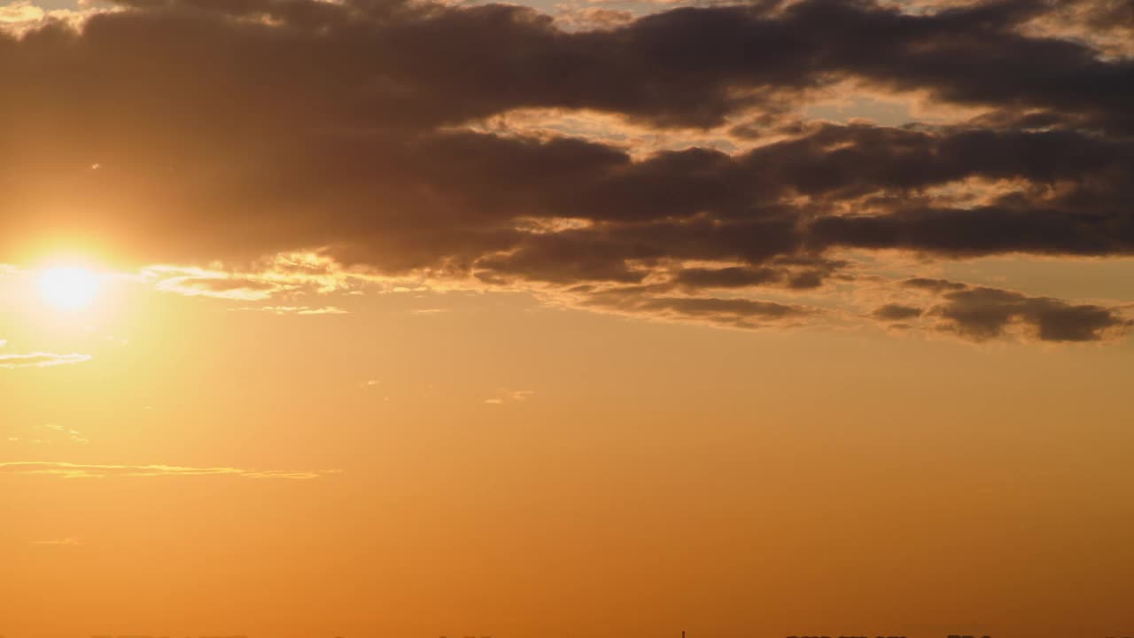 晚霞为夜空画上了鲜红的云彩，时间流逝。视频素材