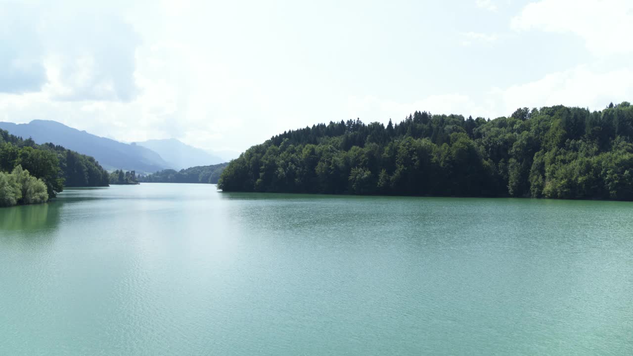 迷人的美丽的卢塞恩湖，瑞士-欧洲阿尔卑斯山景观- Arial视频素材