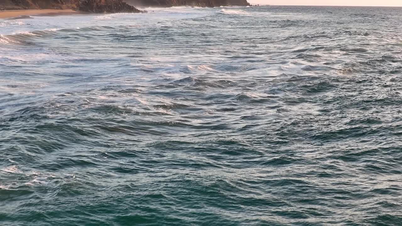 鸟瞰美丽的海水浪花飞溅。巨大的海浪慢动作视频素材