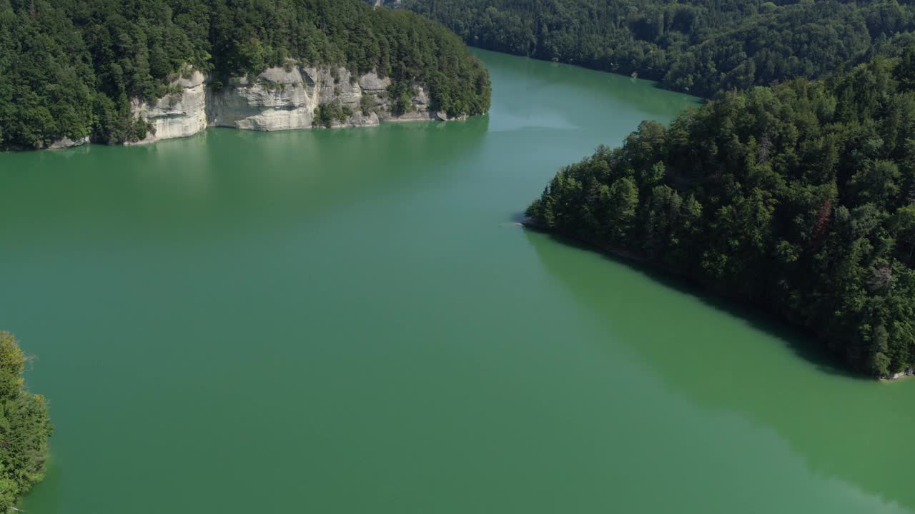 高山宁静:探索欧洲迷人的景观与乡村农场-空中视频下载