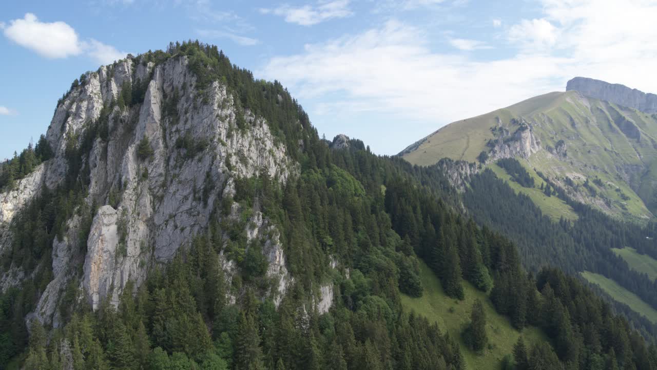 高山宁静:探索欧洲迷人的景观与乡村农场-空中视频下载