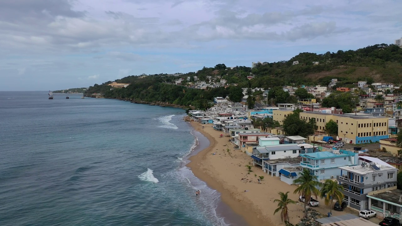 在波多黎各阿瓜迪亚，无人机拍摄的Rompeolas海滩(Playa Rompe Olas)和Muelle de Azucar视频素材