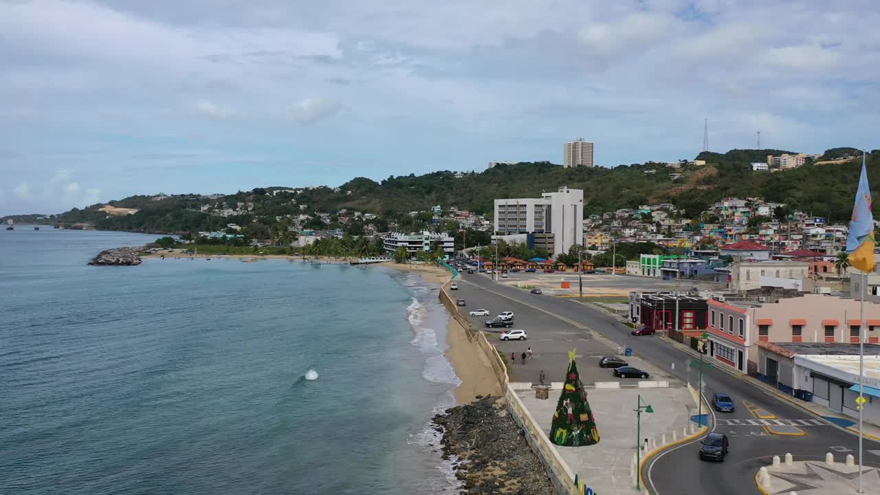 无人机拍摄的波多黎各阿瓜迪亚的Rompeolas海滩和Bandera de Puerto Rico景观视频素材