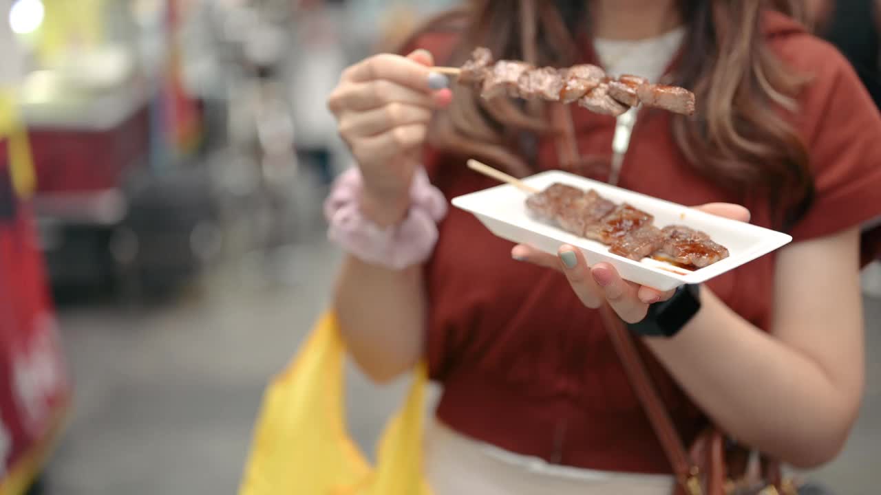 特写镜头:女人们把牛排酱和胡椒倒在烤和牛棒上视频素材