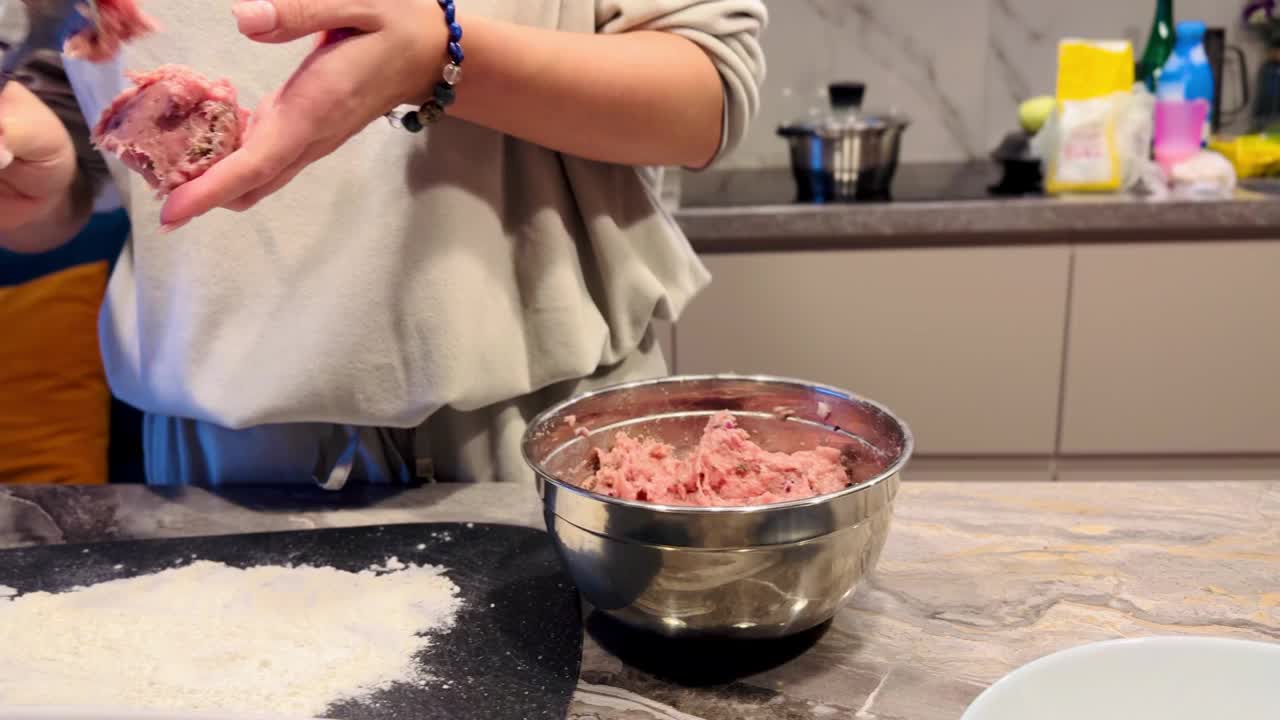 女孩把肉末卷在面粉里做肉排视频素材